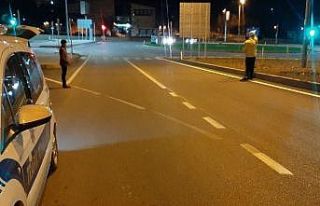 Kurye kavşakta motosikleti devirdi: 1 yaralı
