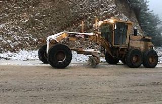 Kuşadası Belediyesi karla kaplı yolları ulaşıma...