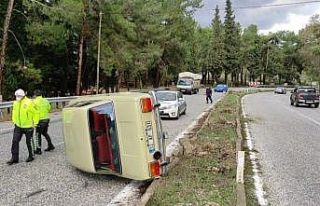 Kuşadası’nda otomobil takla attı, bir kişi yaralandı