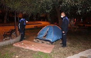 Kuşadası’nda soğuk havada sokakta kalan vatandaşlara...