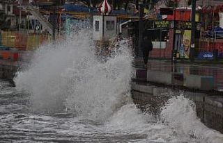 Lodosun sebep olduğu dev dalgalar sahilleri dövüyor