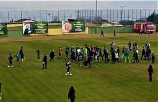 Maç sonrası futbolcular birbirine girdi