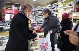 Mahalle bakkalından alışveriş yapıp ihtiyaç...
