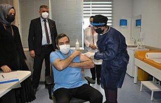 Malatya’da sağlık görevlilerine aşılar vurulmaya...