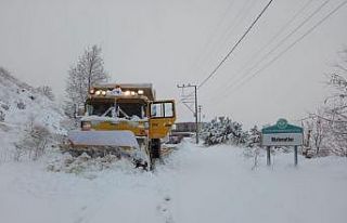 Manisa’da büyükşehir ekipleri karla mücadele...