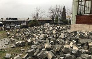 Manisa’da fırtına cami minaresini devirdi