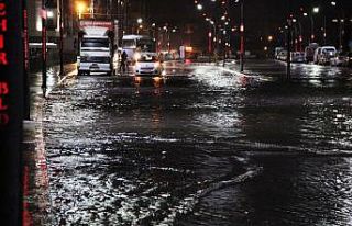 Manisa’da sağanak yağış cadde ve sokakları...