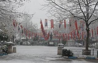 Manyas’ta kar yağışı çocukları sevindirdi