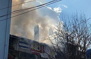 Marangoz atölyesinde yangın çıktı, dumanlar gökyüzünü...