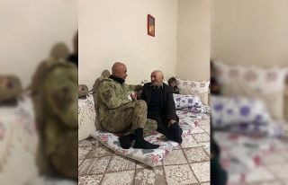 Mehmetçik, 110 yaşındaki emekli güvenlik korucusunu...