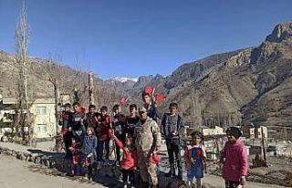 Mehmetçik çocukları sevindirdi