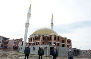 Mekke Camii yükseliyor