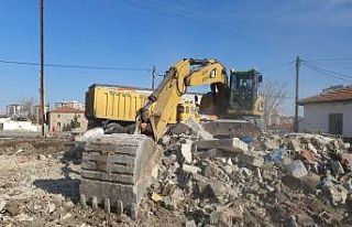 Melikgazi’de metruk bina yıkımları devam ediyor