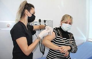 Mersin’de sağlık çalışanları aşılanmaya...