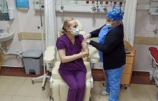 Merzifon’da sağlık çalışanları aşılanıyor