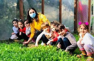 Mezitli’deki çocuklar yetiştirdikleri ürünlerin...