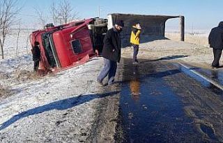 Mıcır taşıyan tır devrildi: 1 yaralı
