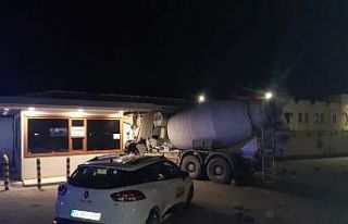 Mikser aracı güvenlik kulübesine çarptı