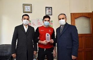 Milli güreşçiye  moral ziyareti