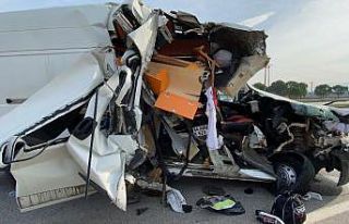 Milli motosikletçi, hurdaya dönen araçtan yaralı...