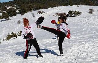 Milli sporcular karla kaplı Spil Dağı’nda güç...