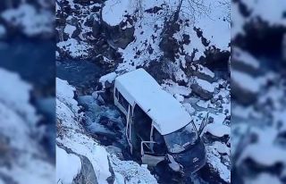 Minibüs dereye uçtu: 5 yaralı