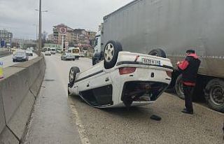 Minibüsle çarpışan otomobil takla attı: 2 yaralı
