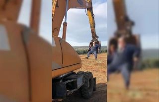 Minik Hamza iş makinesinin kepçesinde çılgınlar...