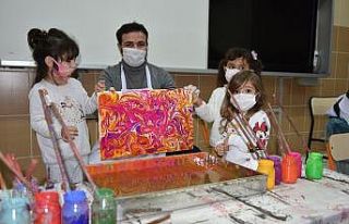 Minikler kollarını sanat için sıvadı