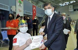 Minikler kulaçlarını ataları için attılar