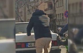 Motosiklet sürücüsü yolda kalan otomobile böyle...