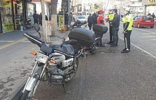Motosiklet yayalara çarptı: 2 yaralı