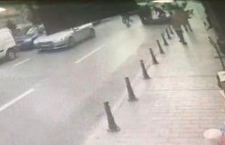 Motosikletlinin vatandaşa çarpması kamerada