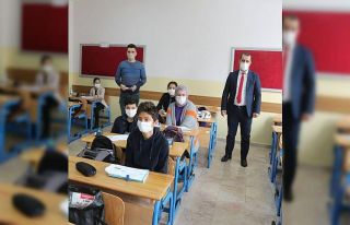 Müdür Tunçel, okullarda açılan kursları ziyaret...