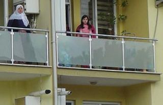 Müdürler ve öğretmenler sıraya girdi öğrenciler...