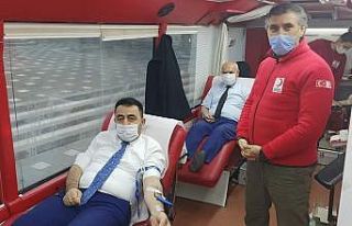 Müftü Ayvaz ve personelinden Kızılay’a kan bağışı