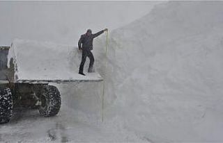 Muş’ta 4-5 metre karla mücadele