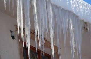 Muş’ta çatılarda oluşan metrelerce buz sarkıtları...