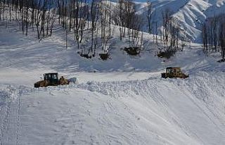 Muş’ta “kar kaplanları” tüm köy yollarını...