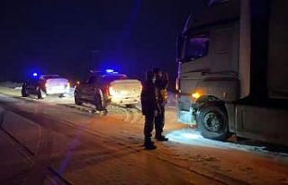 Muş’ta tipi ve fırtınaya yakalanan sürücülerin...