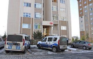 Müzik öğretmeni evinde ölü bulundu