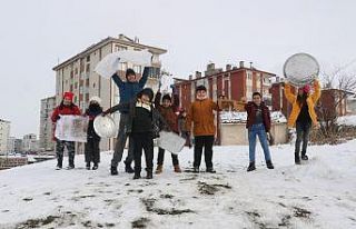 Naylon poşet ve tepsiler eğlenceleri oldu