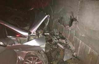 Niğde’de otomobil köprü duvarına çarptı: 3...
