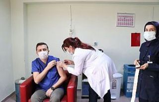 Niğde’de sağlık çalışanları aşı oldu