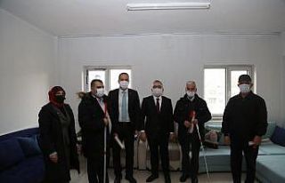 Niğde’de Vali ve Başkan, Görme Engelliler Derneğini...