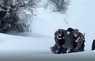 Odun toplamaya giderken mahsur kalan vatandaşı jandarma...