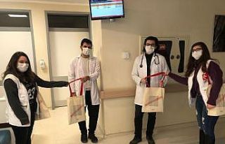 Öğrencilerden sağlık çalışanlarına teşekkür...