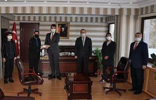 Öğrencilerden sosyal mesafe cihazı