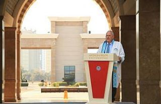 Öğrencilerden yeniden ataması yapılan Rektöre...