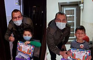 Öğrencilerin okuma belgelerini evlerine tek tek...